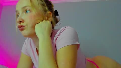 Snapshot of silky_huzelnut chatting on September 22, 2025, 9:11 am Mila online show from September 22, 2025, 9:11 am