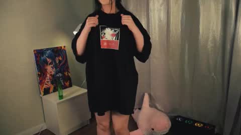 Snapshot of silkyfin chatting on December 17, 2025, 5:08 pm Nixie online show from December 17, 2025, 5:08 pm