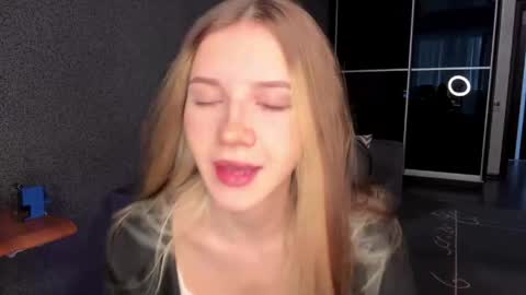 simikiss online show from May 12, 2026, 10:01 am
