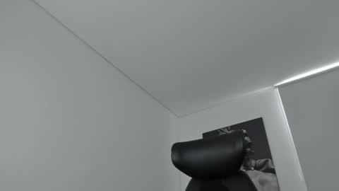 simon_leon01 online show from November 10, 2025, 12:26 pm