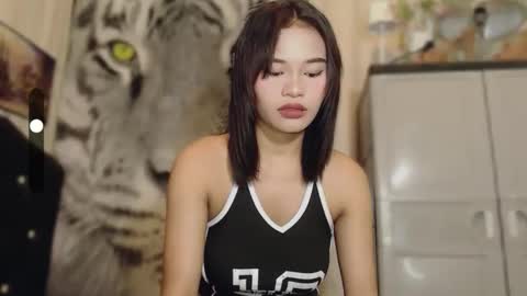 L Y N online show from April 3, 2026, 1:42 pm