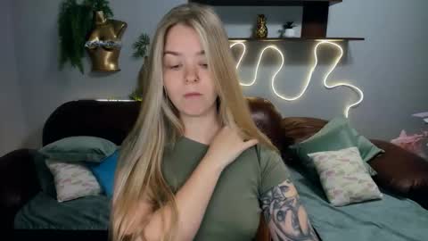 Snapshot of sirenabloom chatting on October 8, 2025, 9:29 am SirenaBloom online show from October 8, 2025, 9:29 am