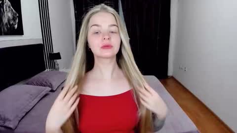 SirenaBloom online show from April 7, 2026, 9:43 am