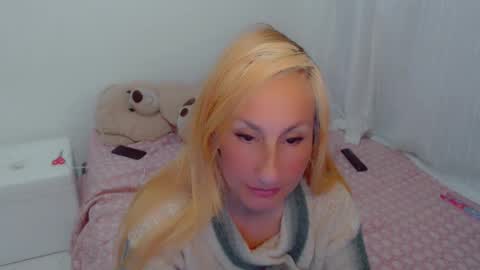 Snapshot of skarlett2072 chatting on January 19, 2026, 6:28 am Arlett online show from January 19, 2026, 6:28 am