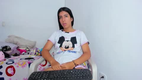 Snapshot of skinnyanai chatting on January 4, 2025, 4:43 pm anai online show from January 4, 2025, 4:43 pm