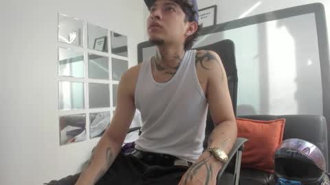 Snapshot of sky_wild chatting on October 31, 2025, 8:43 pm sky_wild online show from October 31, 2025, 8:43 pm