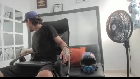 Snapshot of sky_wild chatting on November 2, 2025, 8:33 pm sky_wild online show from November 2, 2025, 8:33 pm