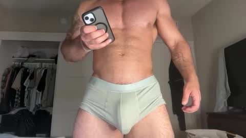 Snapshot of skylerflexes chatting on May 11, 2026, 12:05 am Skyler Flexes online show from May 11, 2026, 12:05 am