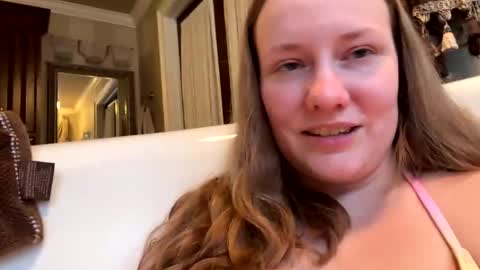 Snapshot of skywinters chatting on January 4, 2025, 9:09 pm Sky Winters online show from January 4, 2025, 9:09 pm