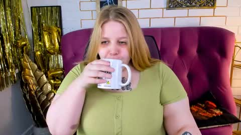 Snapshot of sladadeew chatting on April 22, 2026, 9:01 am Slada Deew online show from April 22, 2026, 9:01 am