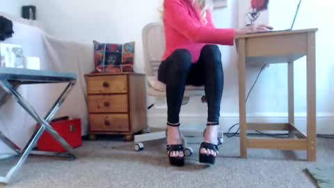 Snapshot of slutsuzy chatting on January 16, 2025, 9:27 am Slut Suzy online show from January 16, 2025, 9:27 am