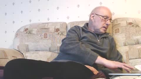 Snapshot of smallsteve562 chatting on December 15, 2024, 10:58 pm Steve online show from December 15, 2024, 10:58 pm