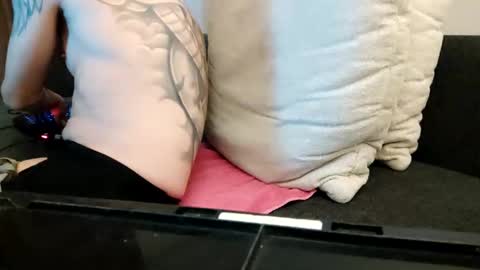 Snapshot of smokeandwatching chatting on December 19, 2024, 11:25 pm Smokeandwatching online show from December 19, 2024, 11:25 pm