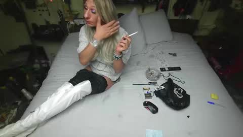 Snapshot of smokeslut365 chatting on October 18, 2025, 9:04 pm smokeslut365 online show from October 18, 2025, 9:04 pm