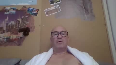 sneakerboy18 online show from November 16, 2025, 12:33 pm