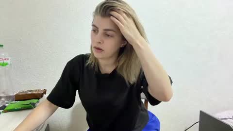 Snapshot of snow_queen_05 chatting on July 12, 2026, 6:32 pm Emma online show from July 12, 2026, 6:32 pm
