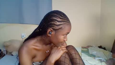 Snapshot of snowie_eyes chatting on January 17, 2026, 12:54 pm Snowie eyes online show from January 17, 2026, 12:54 pm