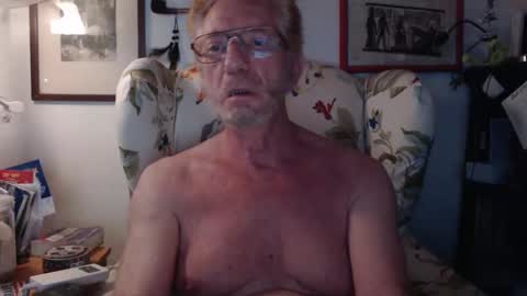 Snapshot of so_erotic_sub chatting on October 22, 2025, 4:35 am ImYourBitch online show from October 22, 2025, 4:35 am