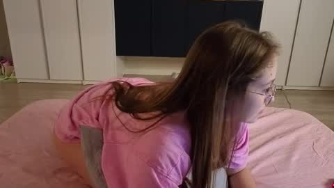 Snapshot of sofaris chatting on November 15, 2025, 6:15 pm Sophy online show from November 15, 2025, 6:15 pm