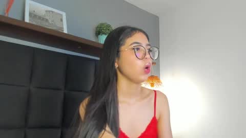 Snapshot of sofi_alix chatting on April 5, 2026, 8:06 pm S O F I online show from April 5, 2026, 8:06 pm