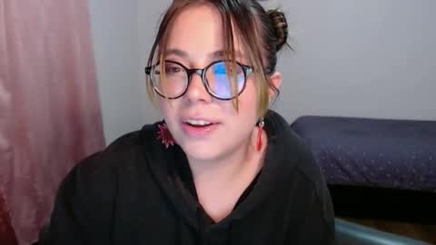 Sofi Lynch online show from November 9, 2025, 8:45 am