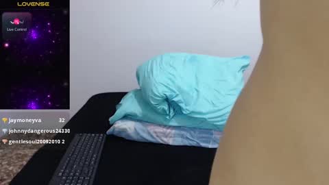 sofia  whitee online show from December 5, 2024, 9:39 am