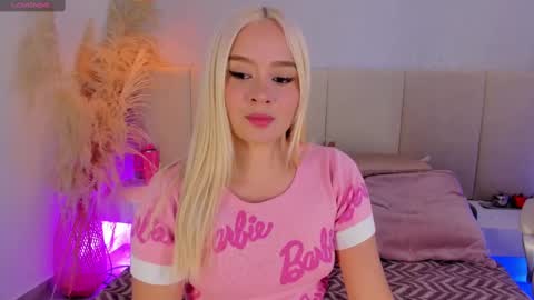 Snapshot of sofia_pamela chatting on September 12, 2025, 7:25 pm SOFIA PAMELA online show from September 12, 2025, 7:25 pm