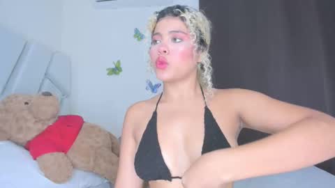 sofiacastillo01 online show from April 5, 2026, 6:27 pm