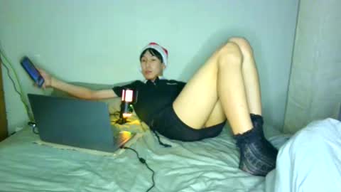 Snapshot of soft_and_quiet chatting on December 22, 2025, 6:49 pm Softie online show from December 22, 2025, 6:49 pm