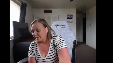 Snapshot of softerpeaches chatting on September 9, 2025, 7:46 pm Rose online show from September 9, 2025, 7:46 pm