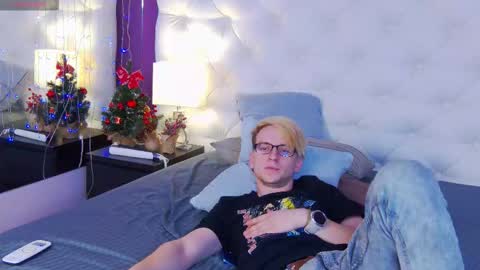 Snapshot of softvandal chatting on December 2, 2025, 2:45 pm softvandal online show from December 2, 2025, 2:45 pm