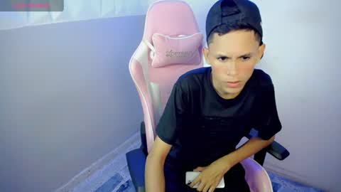 Snapshot of sombra_18 chatting on June 23, 2026, 12:30 am ESTEBAN online show from June 23, 2026, 12:30 am