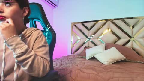 sophia_velvett online show from April 14, 2026, 12:00 pm