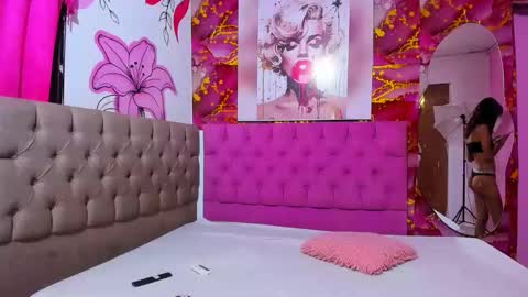 Snapshot of sophie_queem chatting on March 17, 2026, 11:52 pm Sophie Queem online show from March 17, 2026, 11:52 pm