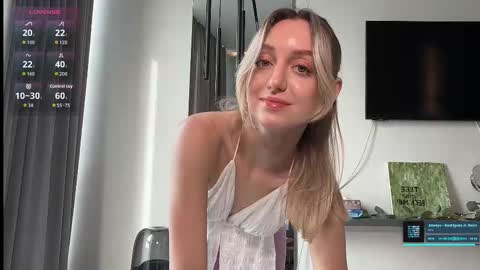 Snapshot of sophiebelll chatting on October 28, 2025, 11:03 am sophiebelll online show from October 28, 2025, 11:03 am