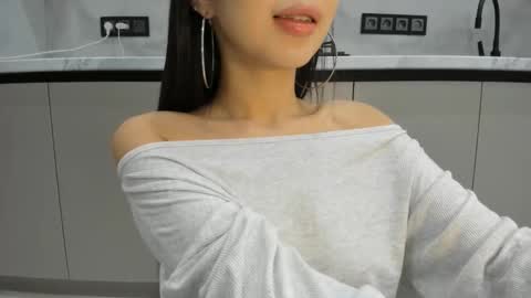 Mia online show from October 23, 2025, 4:39 pm