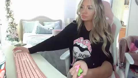 Snapshot of southernbarbii chatting on December 1, 2024, 4:29 pm Your Barbii online show from December 1, 2024, 4:29 pm