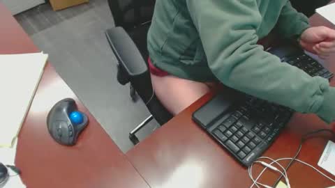 Snapshot of squirrelly82 chatting on January 24, 2025, 9:15 pm make me cum c2c talk to me online show from January 24, 2025, 9:15 pm