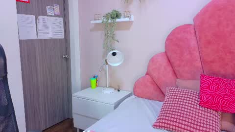 Snapshot of starrmoon__ chatting on June 27, 2026, 7:46 am M O O N online show from June 27, 2026, 7:46 am