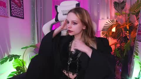 Snapshot of staymonica chatting on October 15, 2025, 2:06 pm MONICA online show from October 15, 2025, 2:06 pm