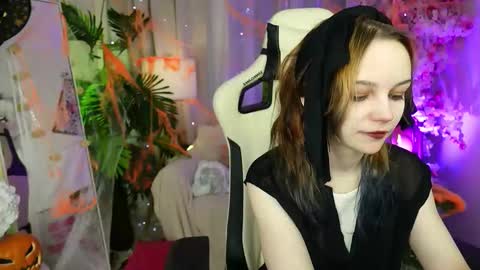 Snapshot of staymonica chatting on October 29, 2025, 1:24 pm MONICA online show from October 29, 2025, 1:24 pm