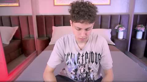 Snapshot of stefanbev chatting on February 8, 2026, 7:39 pm Esrefan online show from February 8, 2026, 7:39 pm