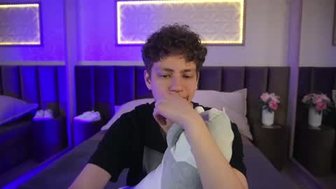 Esrefan online show from April 16, 2026, 9:39 pm