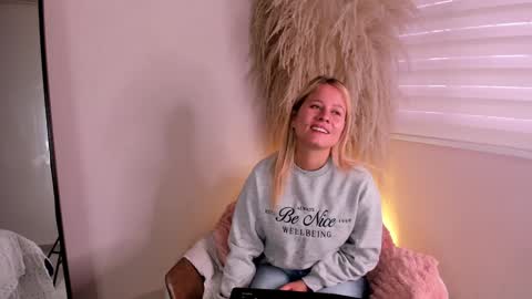 Stefanny   online show from January 2, 2025, 12:35 pm