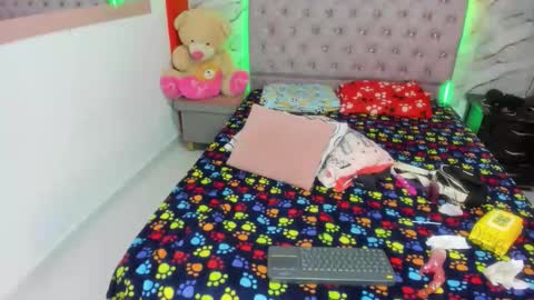 stefany_andruw online show from November 7, 2025, 4:18 pm