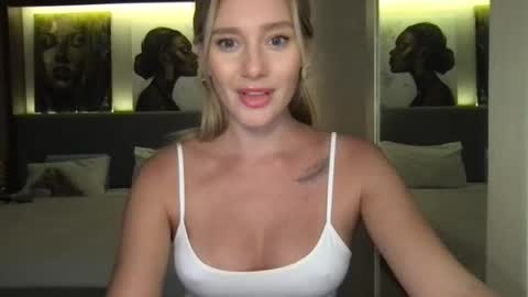 Snapshot of stella_loveu chatting on October 6, 2025, 1:19 pm Stella online show from October 6, 2025, 1:19 pm