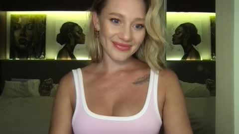 Snapshot of stella_loveu chatting on October 15, 2025, 2:50 pm Stella online show from October 15, 2025, 2:50 pm