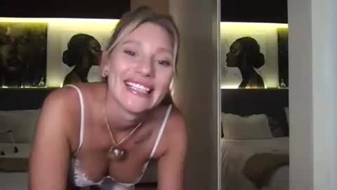 Snapshot of stella_loveu chatting on October 22, 2025, 4:18 pm Stella online show from October 22, 2025, 4:18 pm