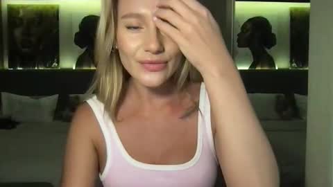 Snapshot of stella_loveu chatting on October 25, 2025, 1:07 pm Stella online show from October 25, 2025, 1:07 pm