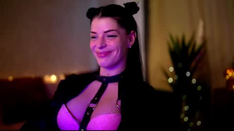 Snapshot of stella_shock chatting on February 19, 2025, 7:06 am Stella online show from February 19, 2025, 7:06 am